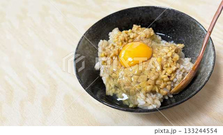 挽割り納豆たまごかけごはん（左余白） 133244554