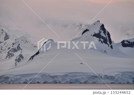 究極の秘境 南極大陸 夜明け風景 究極の秘境 南極大陸 夜明け風景 133244652