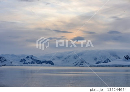 究極の秘境　南極大陸　夜明け風景 133244654