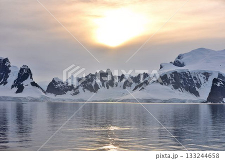 究極の秘境　南極大陸　夜明け風景 133244658