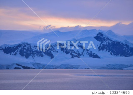 究極の秘境　南極大陸　夜明け風景 133244696