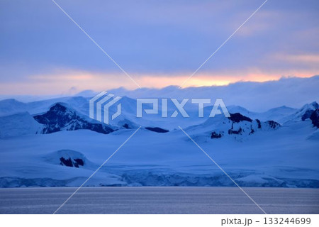 究極の秘境　南極大陸　夜明け風景 133244699