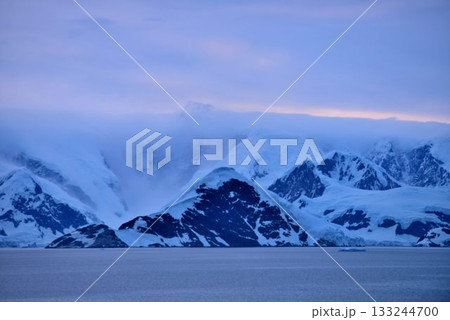 究極の秘境 南極大陸 夜明け風景 究極の秘境 南極大陸 夜明け風景 133244700