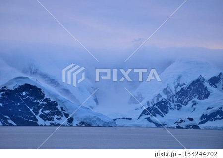 究極の秘境　南極大陸　夜明け風景 133244702