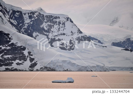 究極の秘境 南極大陸 夜明け風景 究極の秘境 南極大陸 夜明け風景 133244704