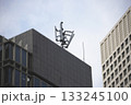 ビルの屋上に設置された変わった形のアンテナ 133245100