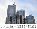 空にそびえる三連続する形の高層ビル 133245101