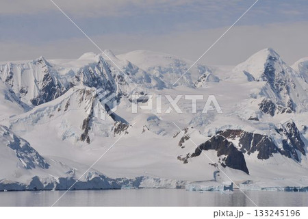 究極の秘境　南極大陸　夏風景 133245196