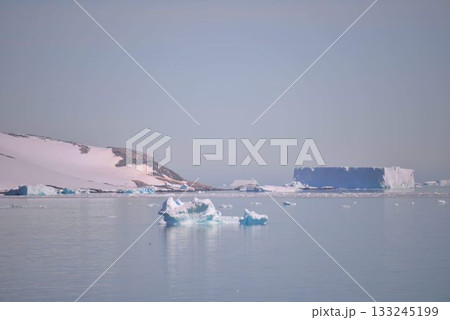 究極の秘境　南極大陸　夏風景 133245199