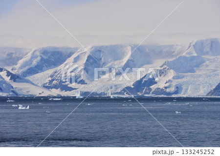 究極の秘境 南極大陸 夏風景 究極の秘境 南極大陸 夏風景 133245252