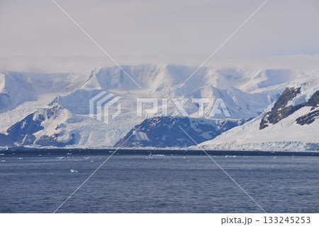 究極の秘境　南極大陸　夏風景 133245253