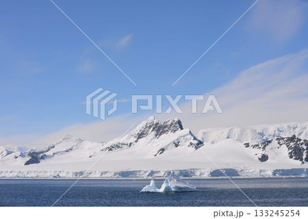 究極の秘境　南極大陸　夏風景 133245254