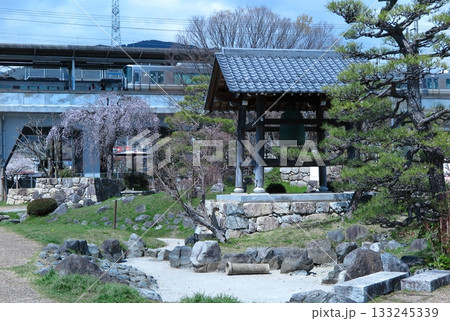 古い街並みの残る滋賀県大津市の坂本：JR湖西線「比叡山坂本」駅前の「坂本石積みの郷公園」 133245339