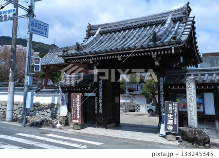 古い街並みの残る滋賀県大津市の坂本：最澄上人産湯の井戸が残る生源寺 133245345