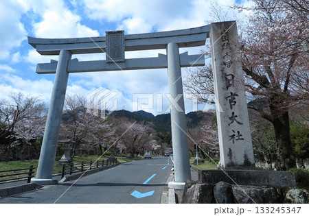 古い街並みの残る滋賀県大津市の坂本、日吉大社の二の鳥居 133245347