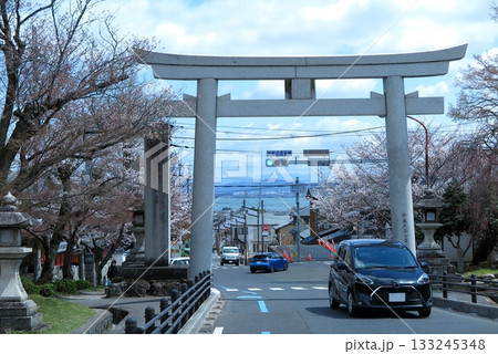 古い街並みの残る滋賀県大津市の坂本、日吉大社の二の鳥居と、遠くに琵琶湖の湖面 133245348