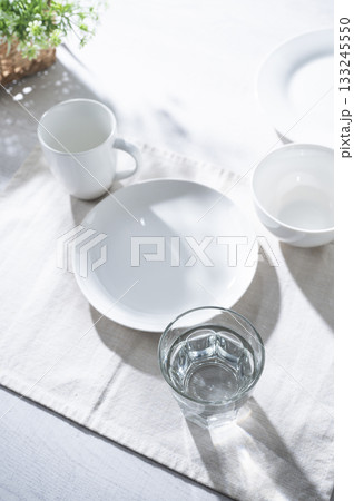 朝にコップ一杯の水のイメージ 朝にコップ一杯の水のイメージ 133245550
