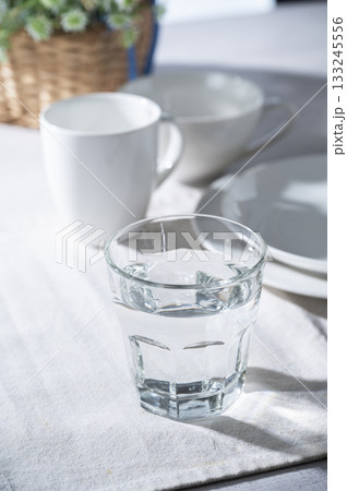朝にコップ一杯の水のイメージ 133245556