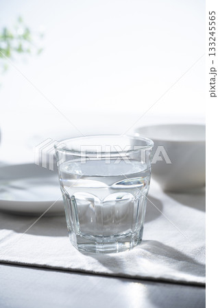 朝にコップ一杯の水のイメージ 朝にコップ一杯の水のイメージ 133245565