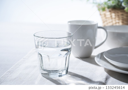 朝にコップ一杯の水のイメージ 朝にコップ一杯の水のイメージ 133245614