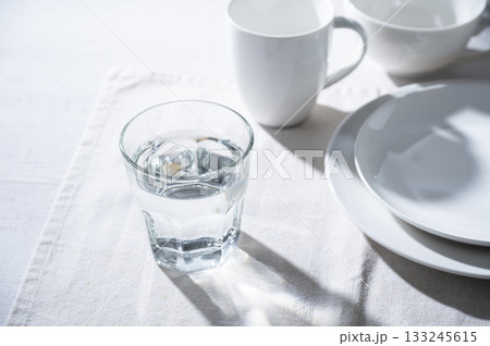 朝にコップ一杯の水のイメージ 朝にコップ一杯の水のイメージ 133245615