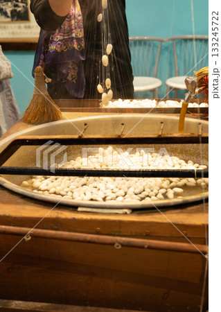 トルコ手織り絨毯カイコ繭から絹糸づくり 133245722