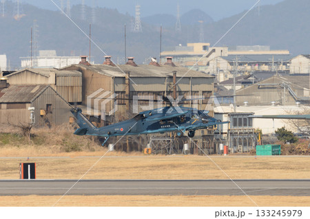 ホバーリングする航空自衛隊UH-60J救難ヘリコプター 133245979
