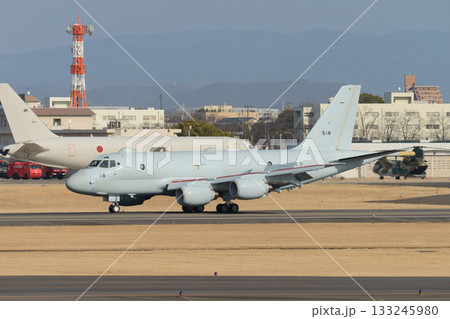 海上自衛隊P-1対潜哨戒機の着陸 133245980