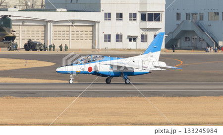 航空自衛隊ブルーインパルスの着陸 航空自衛隊ブルーインパルスの着陸 133245984