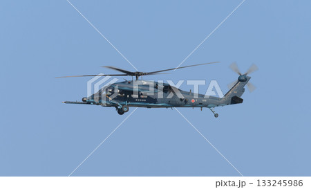 飛ぶ航空自衛隊UH-60J救難ヘリコプター 飛ぶ航空自衛隊UH-60J救難ヘリコプター 133245986