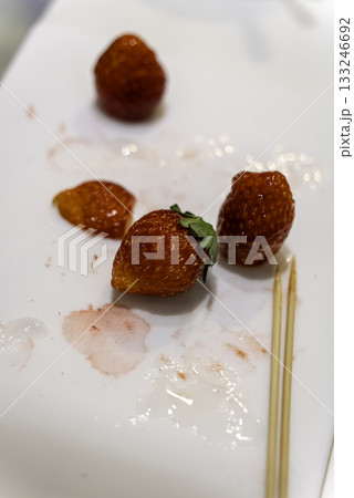 ケーキに飾る苺 ケーキに飾る苺 133246692