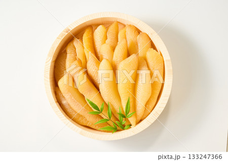 無漂白・無加工の数の子を木樽に盛り付けた日本の伝統食（白背景） 133247366