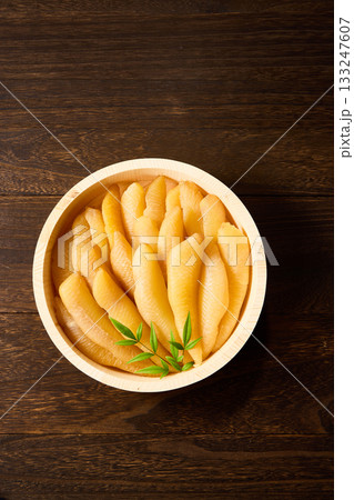 無漂白・無加工の数の子を木樽に盛り付けた日本の伝統食(木目背景) 無漂白・無加工の数の子を木樽に盛り付けた日本の伝統食(木目背景) 133247607