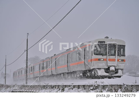 雪の高山本線を行く キハ25系 133249279