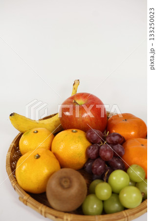 秋の味覚、果物がいっぱい 133250023