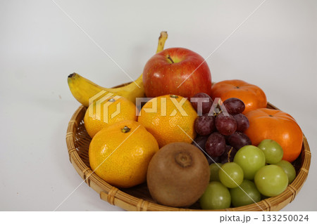 秋の味覚、果物がいっぱい 133250024