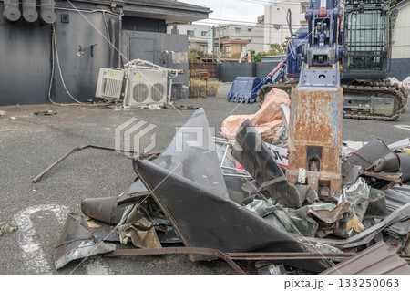 【店舗の解体と重機】 133250063