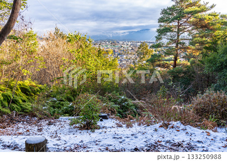 冬の双ヶ丘　残雪のとおみのひろばからの眺め1　京都府京都市右京区 133250988