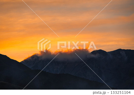 夕暮れに雲がかかる山岳風景 夕暮れに雲がかかる山岳風景 133251104