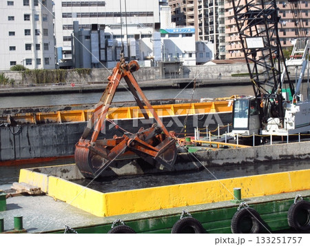 隅田川で作業中のクレーン付台船 133251757