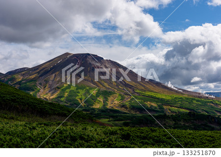 大雪山・旭岳を沼の平登山道から望む風景（北海道） 133251870