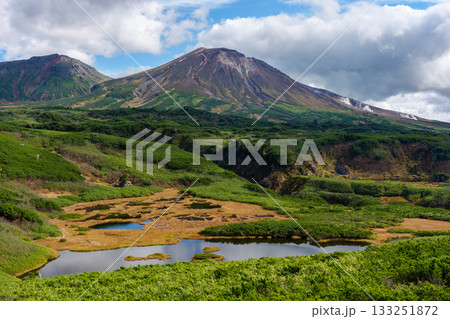 大雪山・旭岳を沼の平登山道から望む風景(北海道) 大雪山・旭岳を沼の平登山道から望む風景(北海道) 133251872