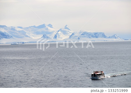 究極の秘境　南極大陸　夏風景 133251999