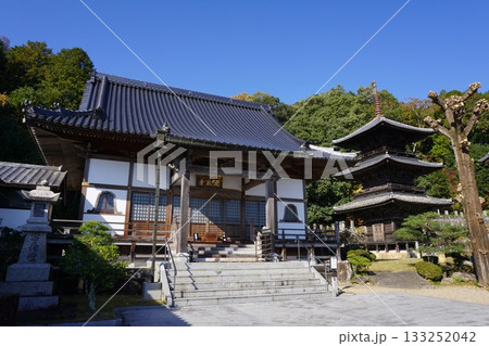 岡山県岡山市北区にある日蓮宗のお寺「成就寺」：三重塔と本堂 133252042