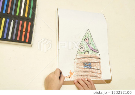 Child drawing creative house with chalk pastels on sketchbook with colorful Child drawing creative house with chalk pastels on sketchbook with colorful 133252100