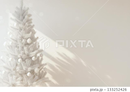 白いクリスマスツリーと上品オーナメントの柔光インテリア写真コレクション 133252426