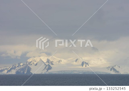 究極の秘境 南極海域 サウスシェトランド諸島 夏風景 究極の秘境 南極海域 サウスシェトランド諸島 夏風景 133252545