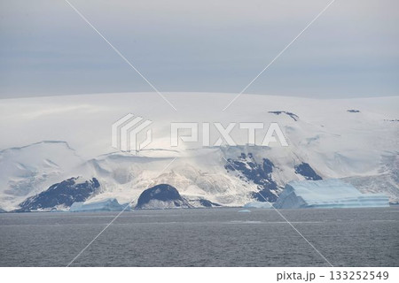 究極の秘境　南極海域　サウスシェトランド諸島　夏風景 133252549