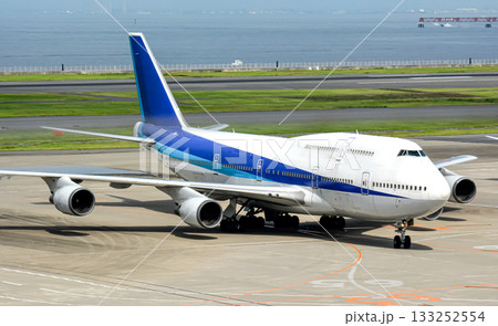駐機場に待機するジャンボジェット機 133252554