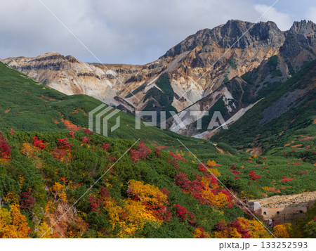 十勝岳温泉・凌雲閣から望む十勝岳の紅葉(北海道・上富良野) 十勝岳温泉・凌雲閣から望む十勝岳の紅葉(北海道・上富良野) 133252593
